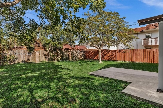 Building Photo - 329 SW 1st Ct