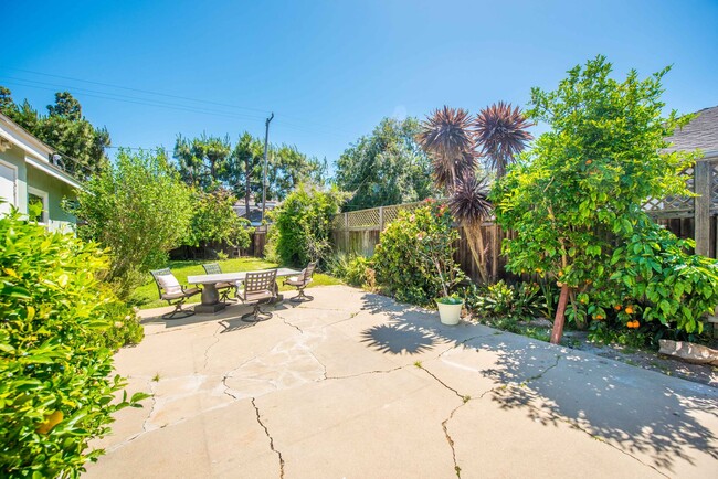 Building Photo - 20092 Bayview Ave