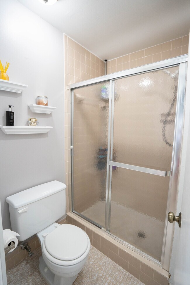 En-suite Bathroom - 2281 SW 15th St