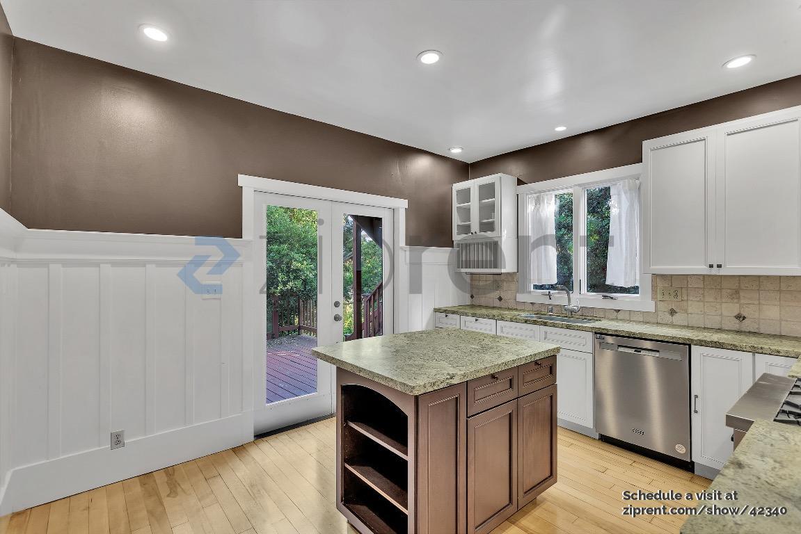 Building Photo - 654 Chetwood St