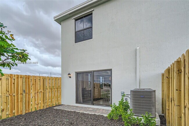 Building Photo - 409 NE 12th St