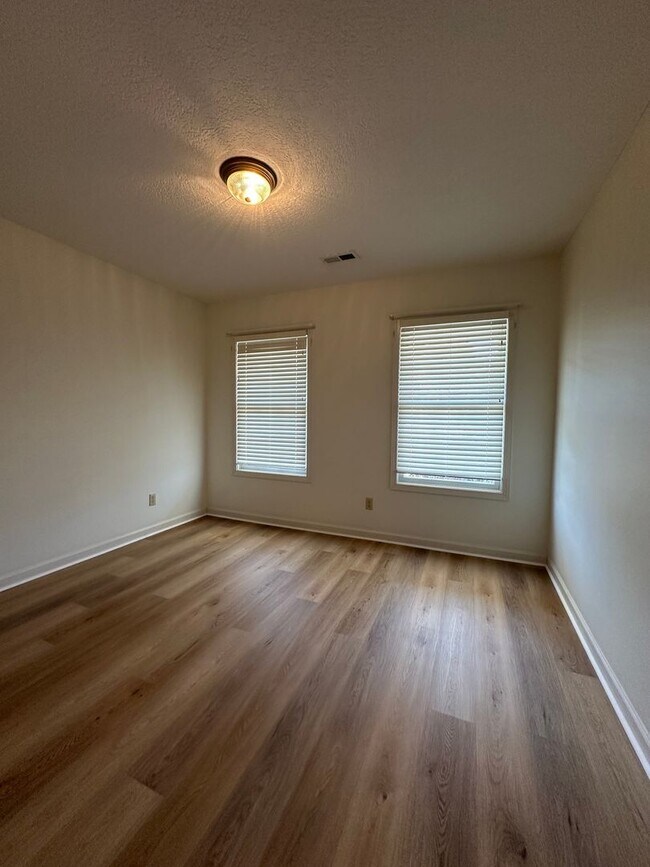 Building Photo - 2 Bedroom / 1 Bath Home Kingsport TN