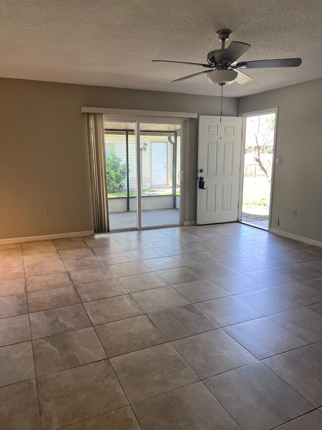 Building Photo - 2 Story Condo. Lovely 2 bed/1.5 bath condo