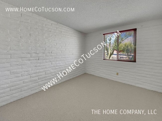 Building Photo - 8905 N Hickory Dr