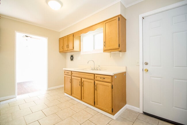 Building Photo - 3001 Edgebrook Dr