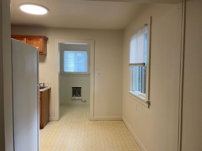 Building Photo - Cute Duplex Close to Shopping