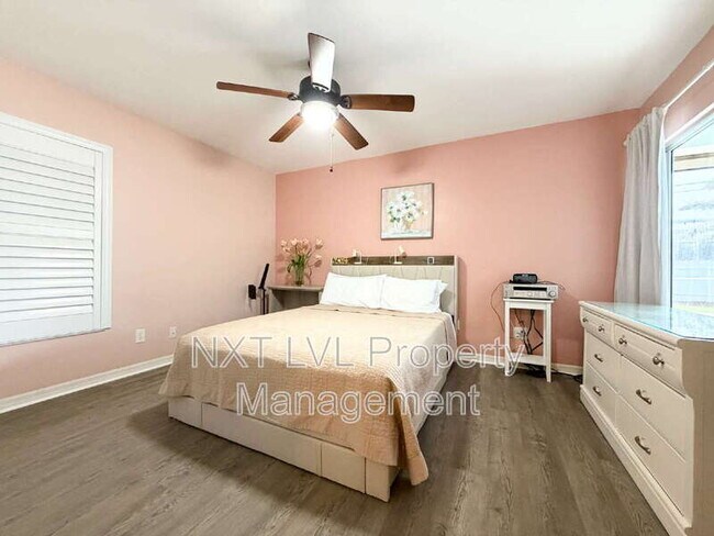 Building Photo - 4213 SW 15th Ave