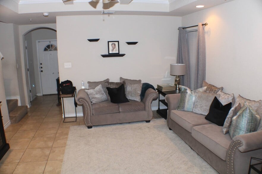 Living room - 4923 Flipper Dr