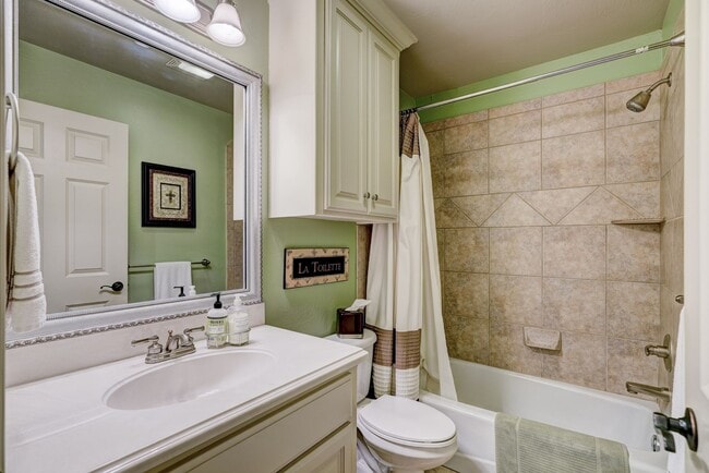 Building Photo - Luxury 5 Bedroom Home in Fairfax Estates, next to public golf course - Safe Room- Memorial High- ...