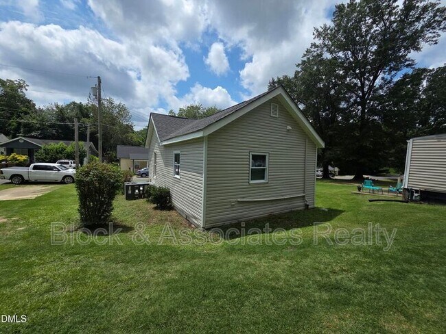 Building Photo - 533 E Nelson Ave