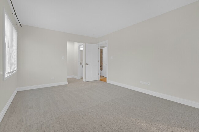 Building Photo - 608 W Inverrary Ln