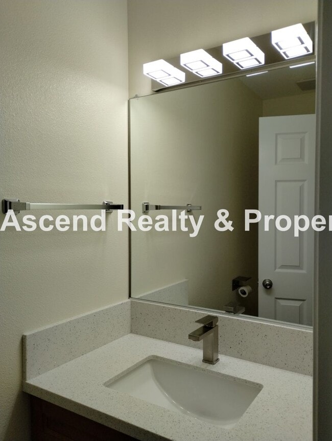 Building Photo - Price Reduced! Beautifully Updated 2 Level...