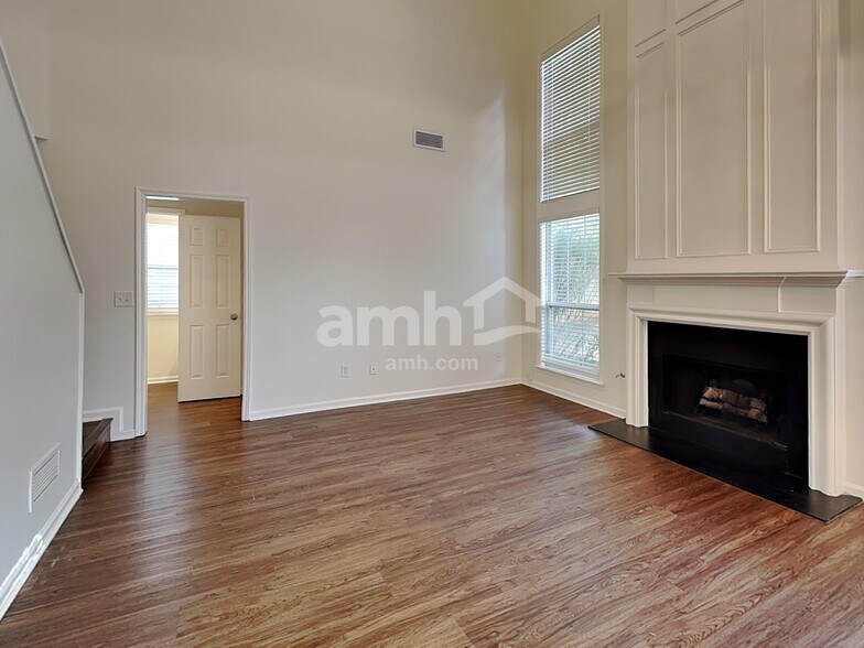 Building Photo - 582 Lullingstone Dr SE