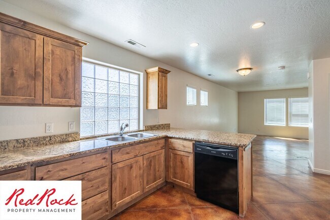 Building Photo - DOG-FRIENDLY 4 Bedroom Townhome with INTERNET INCLUDED!