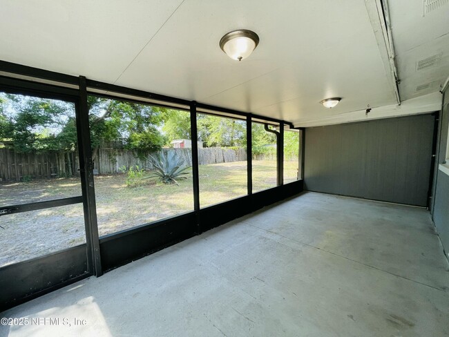 Building Photo - 10824 Indies Dr N