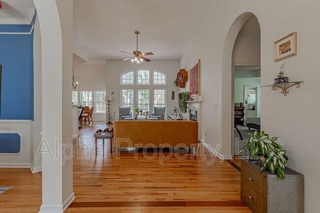 Building Photo - 209 Birchleaf Ln