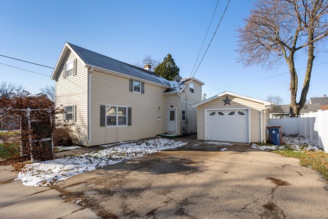 Building Photo - 3 Bedroom Menasha House