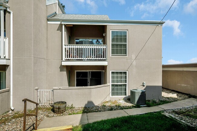 Building Photo - 3140 Van Teylingen Dr