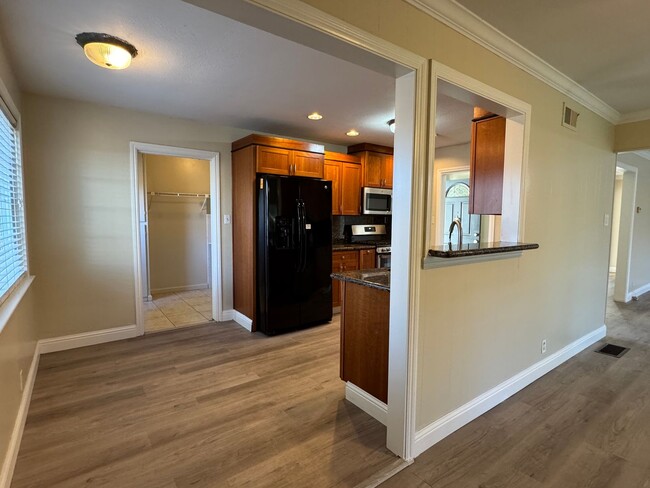 Building Photo - Three Bed, Two Bath Home in Stockton's Lin...