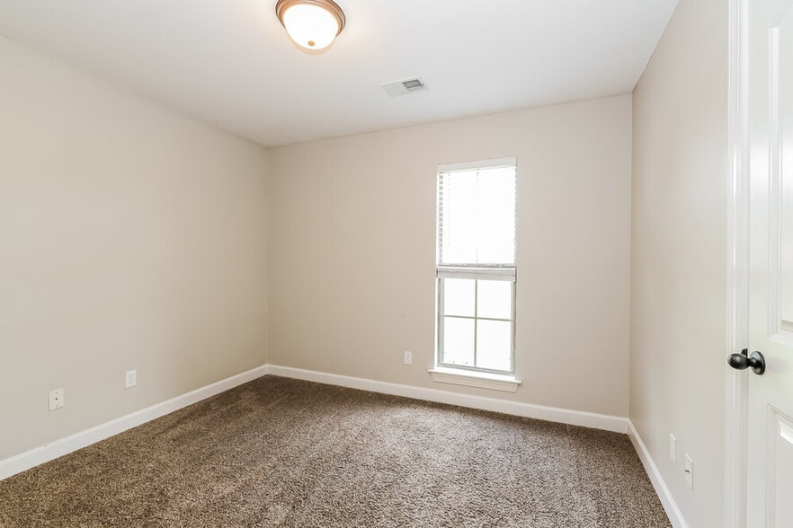 Building Photo - 8643 Bonfire Dr