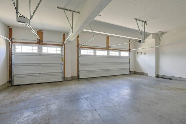 Building Photo - 6545 Cannondale Dr