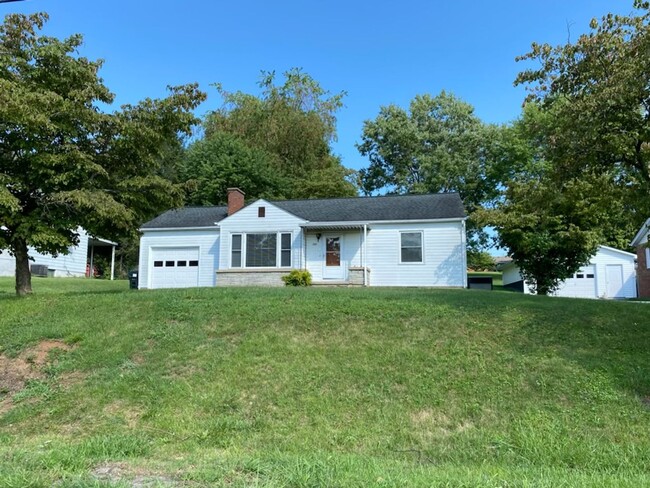 Building Photo - GREAT PROPERTY LOCATED CLOSE TO EXIT 5 AND...