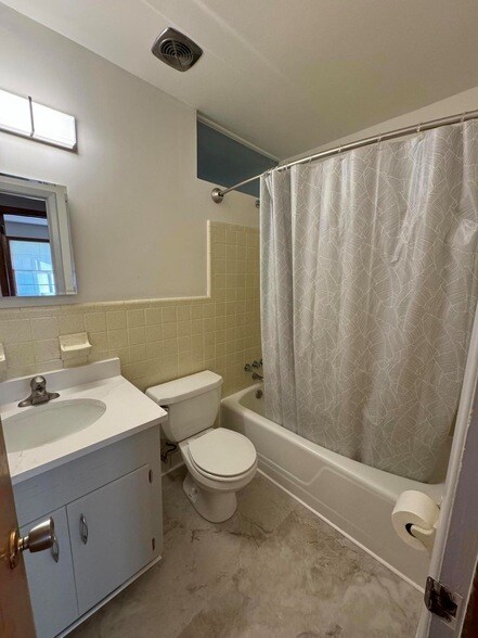 Building Photo - 4220 Oakridge Dr