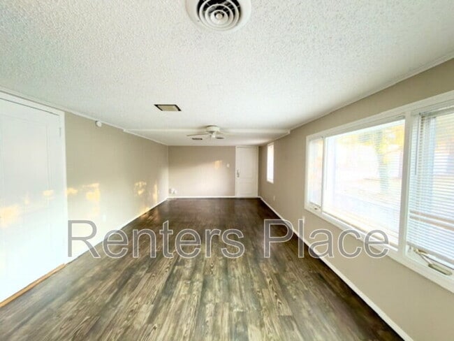 Building Photo - 3315 S Lewis Ave