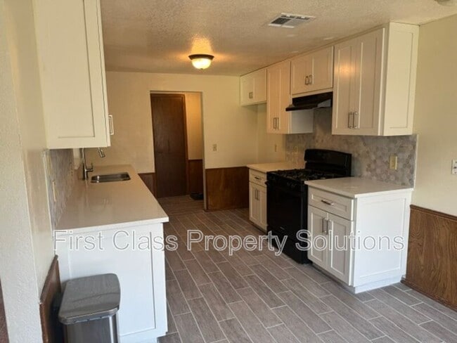 Building Photo - 8613 E Parkridge Dr