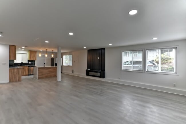 Building Photo - Everett Duplex