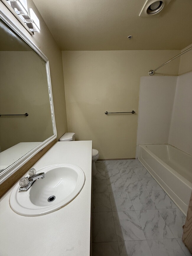 Building Photo - The Lakes @ Kent Community Condo Unit Avai...