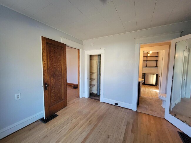 Building Photo - 325 Knapp St NE