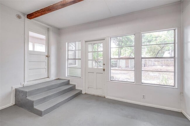 Building Photo - 611 Genard St