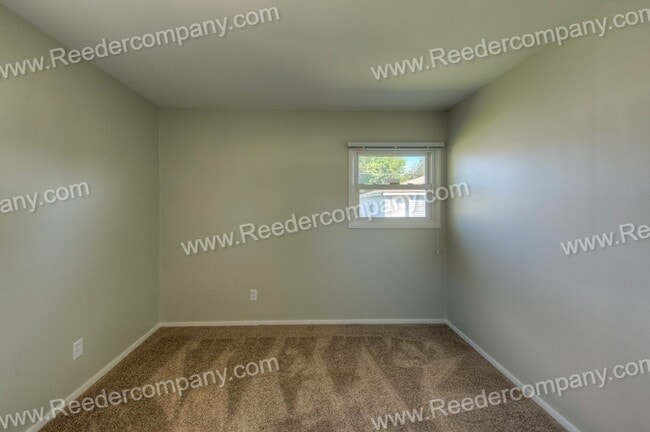 Building Photo - 3 Bedroom / 1 Bathroom Home