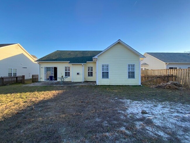 Building Photo - Welcome to this charming 3-bedroom, 2-bath...