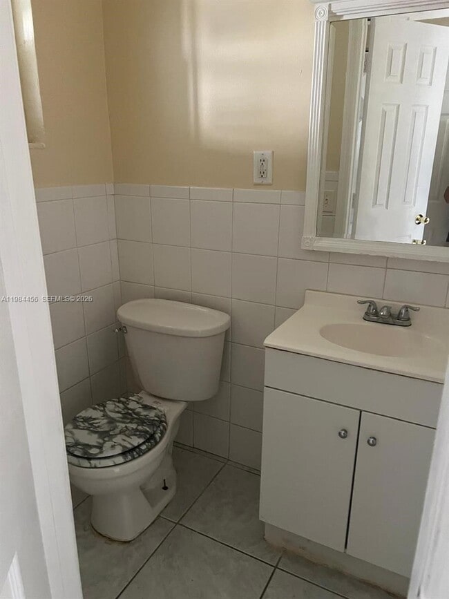 Building Photo - 1020 W 2nd St