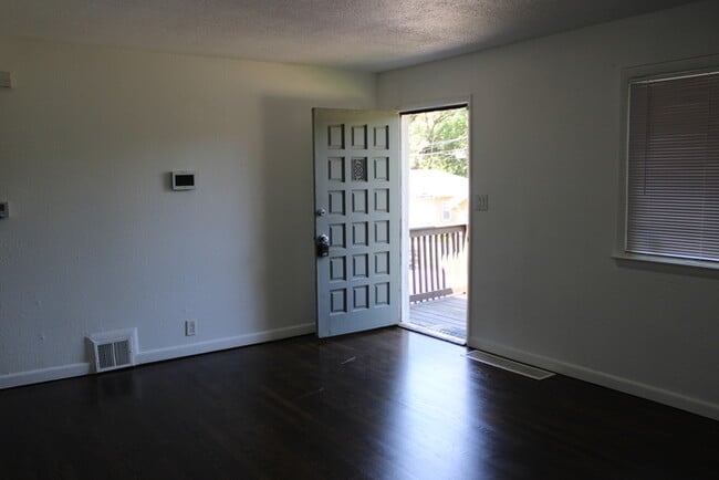 Building Photo - 4 Bed 1 bath off 635 and State Avenue