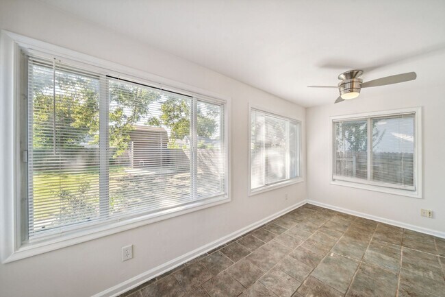 Building Photo - Adorable Home in the Heart of Midtown!