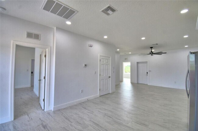 Building Photo - 7951 Sarasota Dr