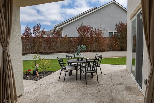 Building Photo - 589 Bluffs Dr