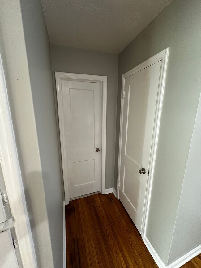 Building Photo - 810 S Crestway St