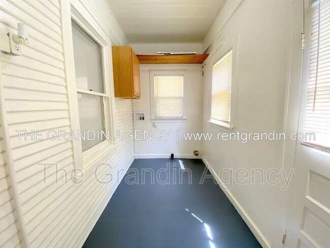 Building Photo - 1129 Stewart Ave SE