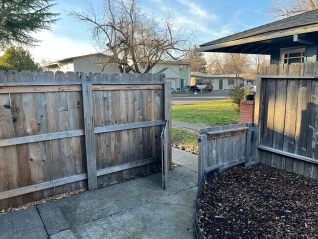 Building Photo - 524-526 MARIE