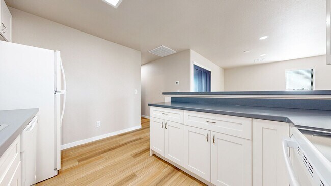 Building Photo - 2 Bed / 2 Bath Newly Renovated Apartment | Walkable Amenities in SW Loveland