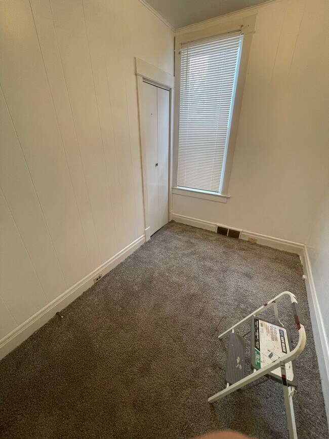 Building Photo - 1302 W 1st St