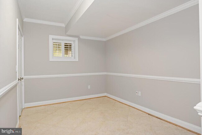 Building Photo - 5905 Lone Oak Dr