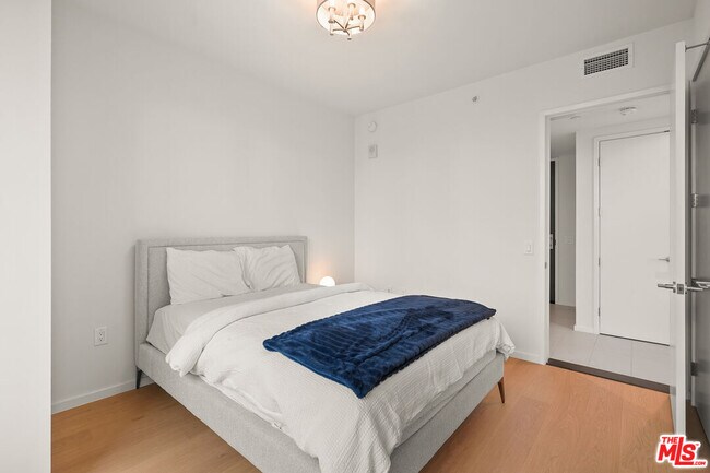 Building Photo - 889 Francisco St