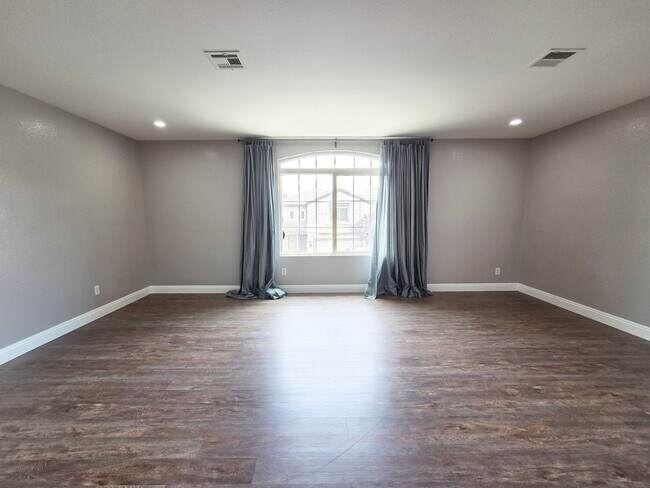 Building Photo - Spacious 3 Bed + Loft & Den with Soaring Ceilings