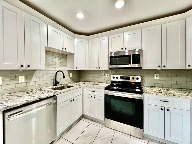 Building Photo - Welcome home to this charming house located near the heart of Charlotte, NC.