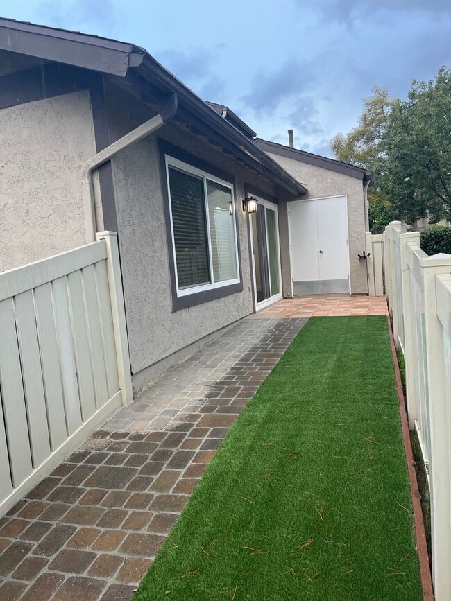 Building Photo - Fully Upgraded 3 Bed/2 Bath Condo - Poway